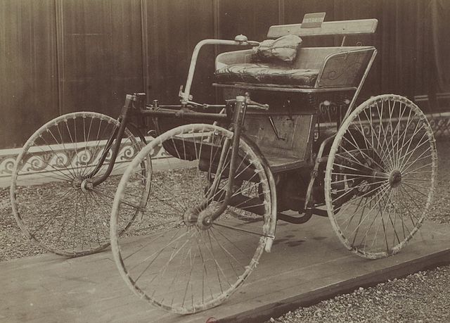 
La première voiture automobile de Gottlieb Daimler (par Jules Beau en 1899, un quadricycle de 1889)
