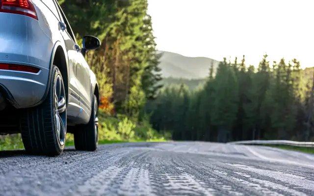 A car on the road – plan your journey with BEEP.rent