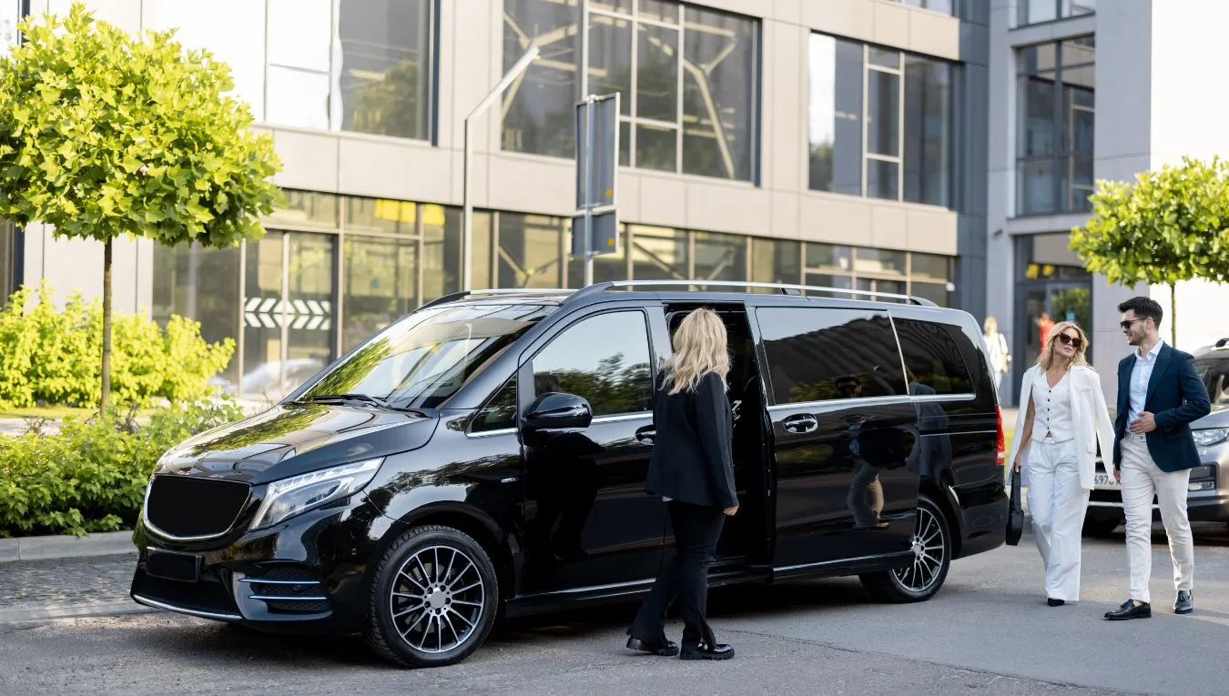 Ulica z samochodem do wynajęcia obok biura